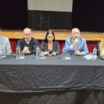Foto de la apertura de la jornada. En la mesa: Martín Cabrera, Diego Vélez, Ayelén Acosta, Maximiliano Benítez y Priscila Ulrich.