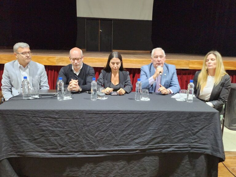 Foto de la apertura de la jornada. En la mesa: Martín Cabrera, Diego Vélez, Ayelén Acosta, Maximiliano Benítez y Priscila Ulrich.