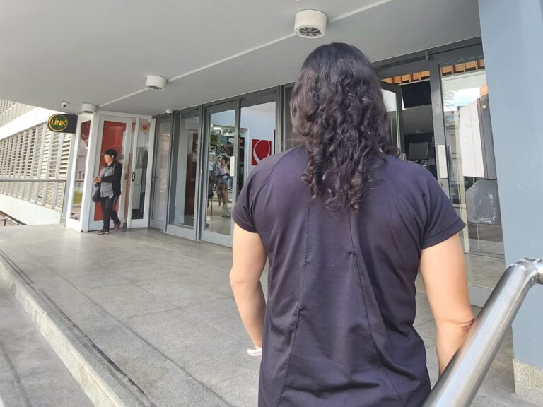 Mujer ingresando a Tribunales.