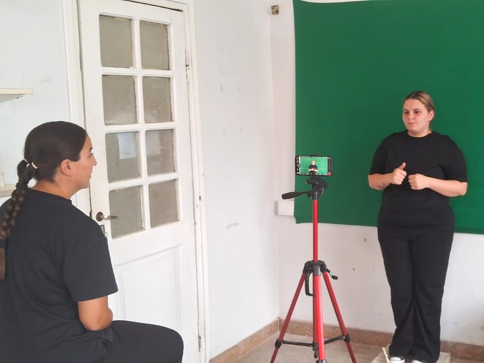 Estudiantes graban una interpretación en lengua de señas.
