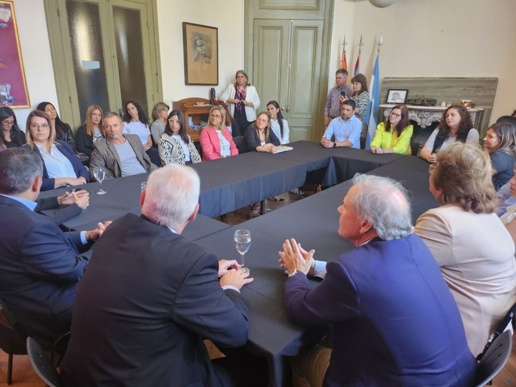 Acto de presentación del seminario, con los asistentes alrededor de una mesa.