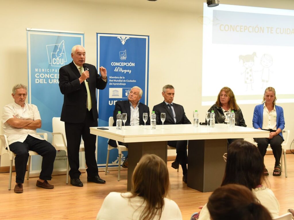 Maximiliano Benitez en el acto, al hacer uso de la palabra.