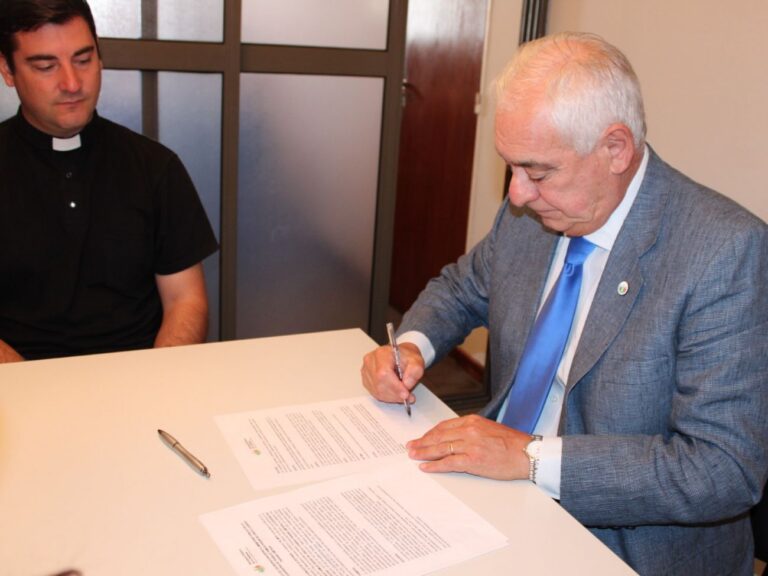 Maximiliano Benítez firma el convenio.