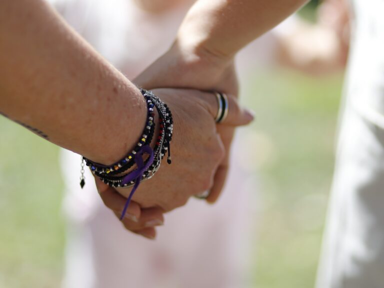 Manos entrelazadas de mujer y adolescente