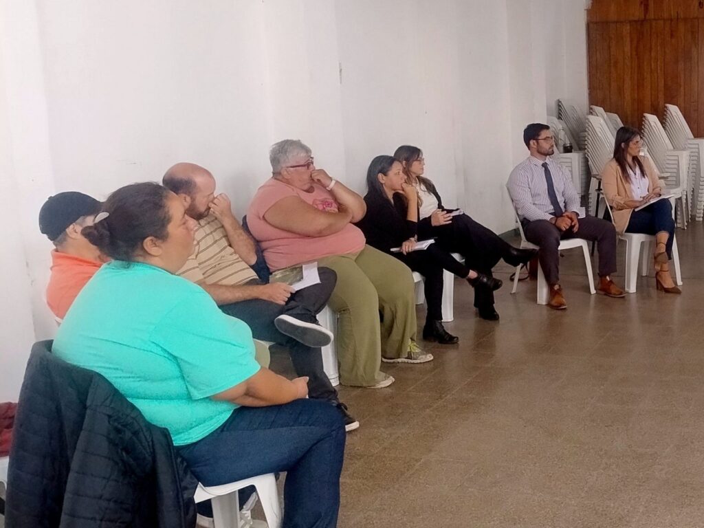 Reunión con instituciones de Santa Elena. Personas sentadas en círculo.